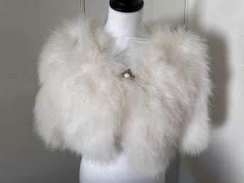 Elegant vit fjäderbolero S/M – bröllop/brud/fest inklusive brosch Ingrid Sprang