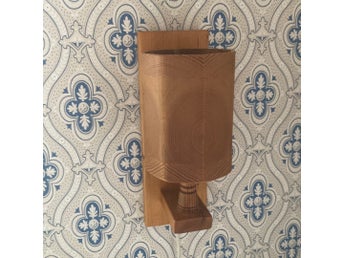 Retro vägglampa i furu 1970-tal.