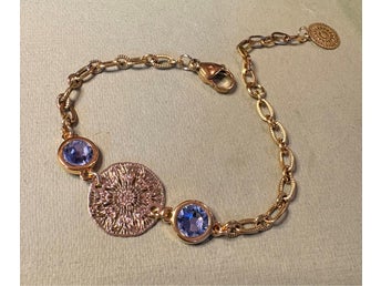 Vackert armband med filigranarbete och Swarovskikristaller