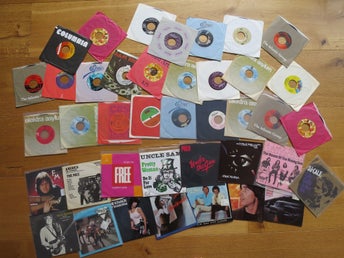 STOORT ROCKPAKET MED US-PRESSADE SINGLAR bl.a. JOURNEY, CHEAP TRICK, FOREIGNER