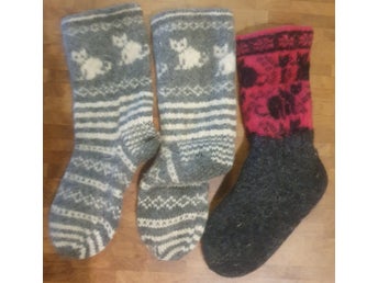 Tre st stickade ullstrumpor med kattmotiv Jämtland hantverk ROCKA SOCKORNA 39-42