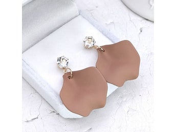 MakeMe nickelfritt brun beige kronblad akryl CZ sten örhängen studs stål 38x24