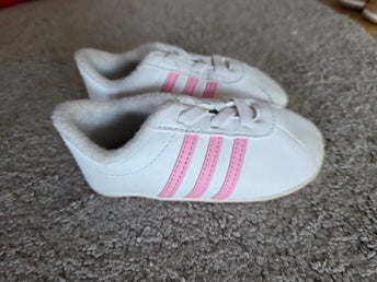 Adidas Babyskor/tossar Vita/Rosa storlek 20