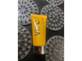 Rodial Vit C Papaya Enzyme Scrub, 20ml.