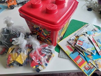 Retro LEGO-set med förvaringslåda, byggplattor och instruktionshäften
