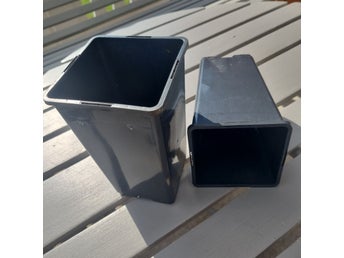 Höga fina plastkrukor i svart med fyrkantig form för odling