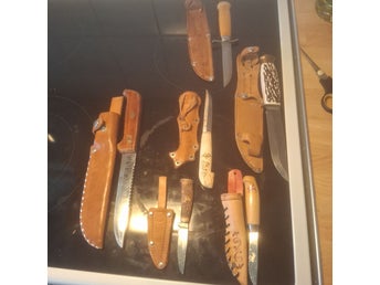 Knivset med läderslidor (flera knivar), samekniv, morakniv, jaktkniv