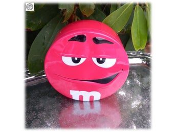 M&M plåtburk härligt motiv godisburk eller kakburk röd fint ansikte