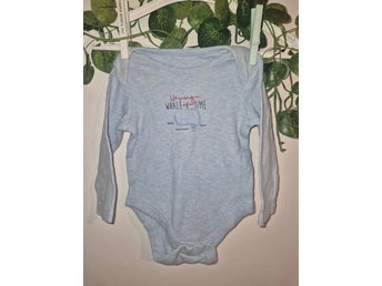 Söt babyblå body storlek 62!