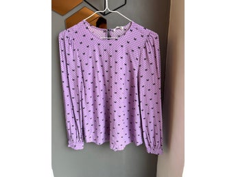 Jackpot liten skjortblus med rosetter, storlek 36