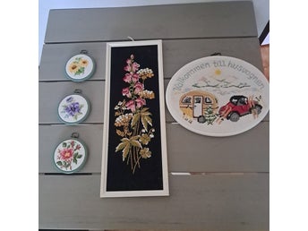 Paket med 5 broderade tavlor – Retro / Vintage blommor & husvagn