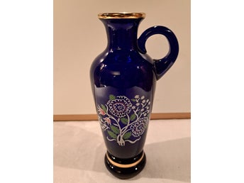 Blå glasvas med handtag och blommotiv Samuelssons Glas Kosta