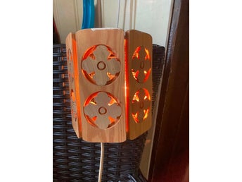Retro vägglampa i trä med utskurna blommor