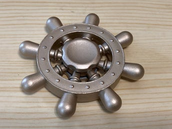 Fidget spinner i metall med förvarings-väska