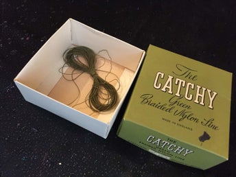 Catchy fiskelina med original kartong från -50talet. Storlek 10X5X10 cm