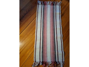 Hemvävd duk i bomull m fransar 86 cm x 37 cm
