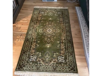 Grön matta med orientaliskt mönster
