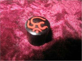 PLUGG TÖJNING PIERCING SVART MED TRIBAL 12 MM (ORGANISK)