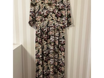 MONKI flerfärgad blommig klänning, storlek 40