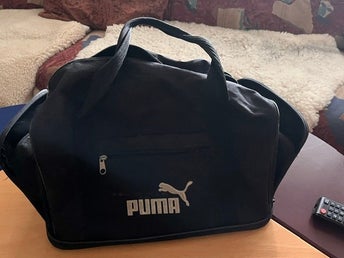 Puma svart duffelväska med utfällbar botten för större volym Retro