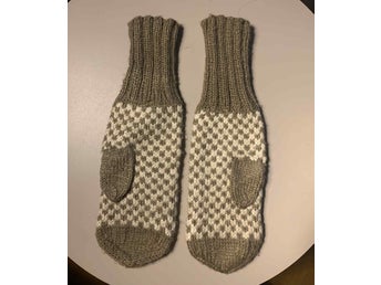 Tumvantar i akryl, handstickade, rutmönster vit och