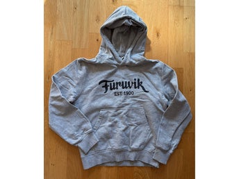 Furuvik hoodie storlek 128 Parks & Resorts