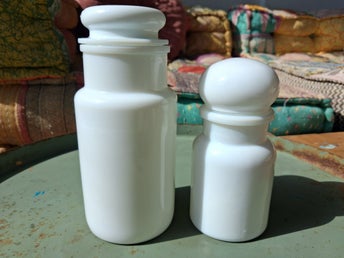 Vintage opalinglas apotekarglas – 2 st. mjölkglasBeskrivning