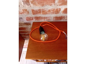# LED Pære E27 Pendel – Plast/Glas