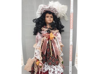 Porslinsdocka med hatt och detaljerad klänning, 41 cm