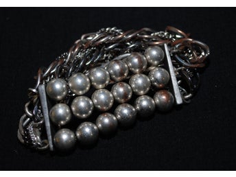 Vackert unikt armband med silverfärgade kulor och kedjor i vintage look