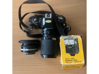 Nikon systemkamera med två objektiv och blixt