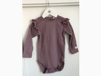 Söt lila Newbie body stl 80 med spets, nyskick Söt lila Newbie body stl 80 med spets, nyskick