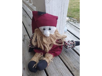 Tomte med röd luva och skägg
