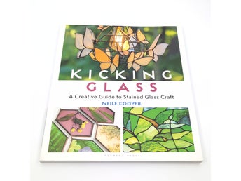 Kicking Glass: A Creative Guide to Stained Glass Craft av Neile Cooper