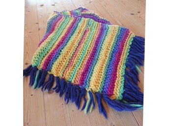 Handstickad Regnbågsfärgad Poncho - barn 4-8 år - 100% ull