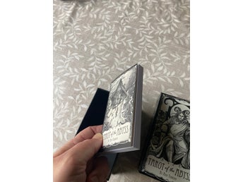 Tarot of the Abyss av Ana Tourian Tarotkortlek