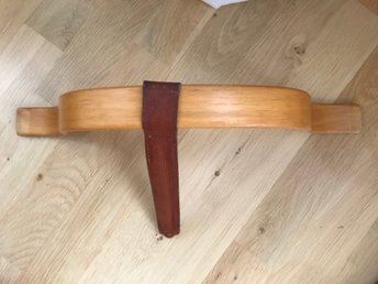 Bygel och läderrem till tripp trapp stol, Stokke. Bygel och läderrem till tripp trapp stol, Stokke.