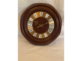 Väggur, Väggklocka Brunt trä.Batteri.26X26cm.:Retro från urmakeri