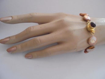 armband av sötvattenpärlor