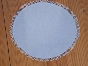 Oval vit hemsydd duk m vit uddspets 27 cm x 24 cm