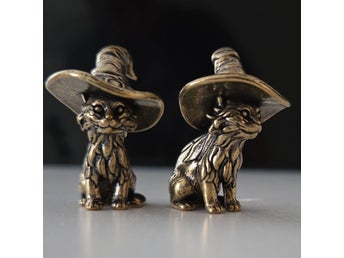 2st Prydnadsfigur Katt med hatt mässingsliknande material häxa trollkarl