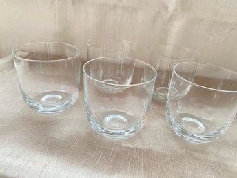 5 st klara glas med design som en vickdocka eller tummelisa.