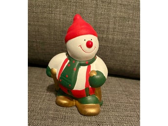 Snögubbe på skidor * Figur * ca 11 cm hög