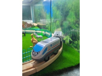 vit elektriskt modell tåg bullet train x2