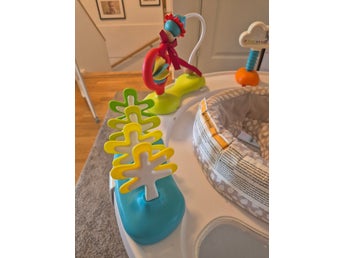 Skip Hop Explore & More 3-stegs Aktivitetsbord