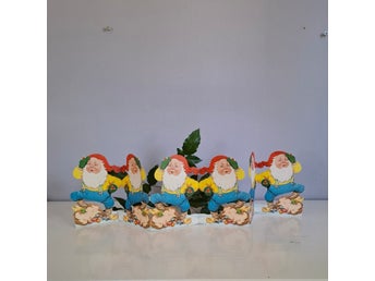 Tomterad tomteparad av papp. Vintage retro tomtar kitsch vikrad