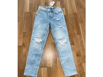 Nya med prislapp-Blåa ”Girlfriend High waist jeans från H&M strl 34