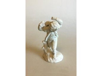 Royal Copenhagen Bisquitfigur af dreng der bærer ?