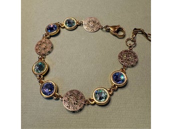 Sagolikt armband med lila & gröna Swarovskikristaller