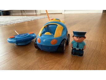 Radiostyrd polisbil med figur